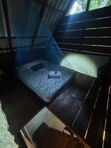 a small room with a bed in a tent at Estudio Embira - Lago Verde in Santarém