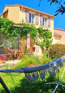 een hangmat voor een huis bij House of magic lake in Gréoux-les-Bains +37 foto's