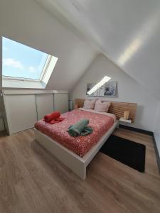 Giường trong phòng chung tại Nice little duplex house in Elancourt village