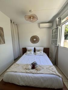 En eller flere senge i et værelse på Appartement l'écrin