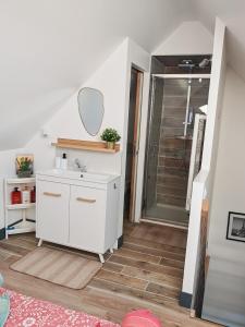 Nhà bếp/bếp nhỏ tại Nice little duplex house in Elancourt village +3 ảnh