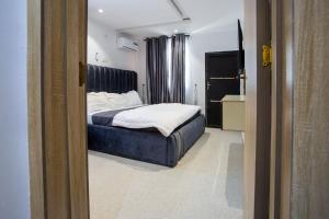 a bedroom with a large bed and a bathroom at Love Square Platinum in Ilora