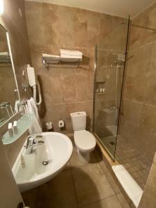 Et badeværelse på Olympios Zeus Hotel