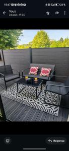 Khu vực ghế ngồi tại Nice little duplex house in Elancourt village