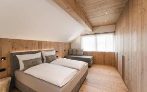 een slaapkamer met een groot bed en een raam bij Wieserhof Family Farm in Maranza