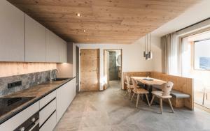 een keuken met een tafel en stoelen in een kamer bij Wieserhof Family Farm in Maranza +46 foto's