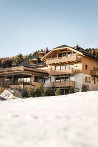 een gebouw met sneeuw ervoor bij Wieserhof Family Farm in Maranza