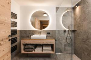 een badkamer met een wastafel en een spiegel bij Wieserhof Family Farm in Maranza