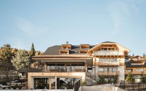 een groot huis met veel ramen bij Wieserhof Family Farm in Maranza