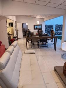 Khu vực ghế ngồi tại Casa Saykomor Melgar