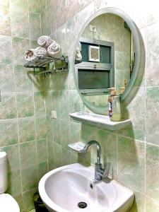 een badkamer met een wastafel en een spiegel bij MABYT Residence New Cairo in Madinaty