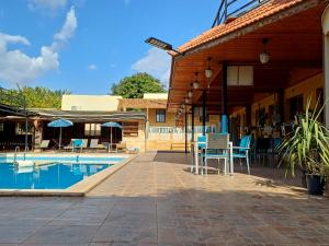 un patio con tavolo e sedie accanto alla piscina di Darna Divers Village ad Aqaba