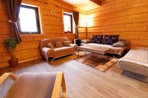 un soggiorno con un divano e un tavolo di Chata pri Kaštieli Longevity Nature Retreat a Necpaly Altre 38 foto