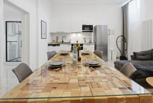 a kitchen and dining room with a wooden table at Yello Homes - Souterrain - Whirlpool - LuxuryStyle in Nuremberg