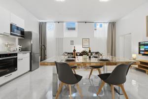 a kitchen and dining room with a table and chairs at Yello Homes - Souterrain - Whirlpool - LuxuryStyle in Nuremberg +25 photos