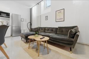 a living room with a couch and a table at Yello Homes - Souterrain - Whirlpool - LuxuryStyle in Nuremberg