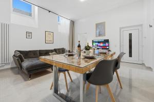 a dining room with a table and a couch at Yello Homes - Souterrain - Whirlpool - LuxuryStyle in Nuremberg