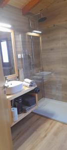 een badkamer met een wastafel, een douche en een bad bij Quinta da Bolota Guest House in Alvaiázere +18 foto's