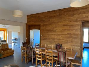 a dining room with a table and chairs at Maison familiale in Vars