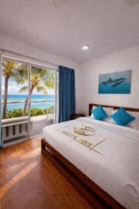 una camera da letto con un letto con vista sull'oceano di Nautical Nook Maldives a Kendhoo