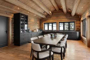 een eetkamer met een tafel en stoelen bij Nordic Gateway Logde in Hafjell