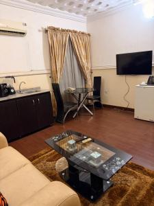 Et tv og/eller underholdning på Sentinels Apartment and Suites by STEFANOS