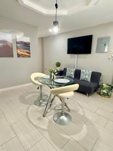 un soggiorno con un tavolo e un divano di A Hidden Gem 2BR apartment a Couva Altre 30 foto