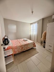 una camera da letto con un letto e un pavimento piastrellato di A Hidden Gem 2BR apartment a Couva
