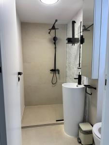 Et badeværelse på Căsuțe cu Jacuzzi în Tiny Land