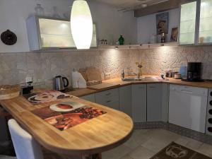 Køkken eller tekøkken på Ferienwohnung Sorpeblick + 18 billeder