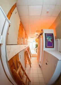 una camera con corridoio e specchio rotondo di Urban Capsule a Dresda Altre 40 foto