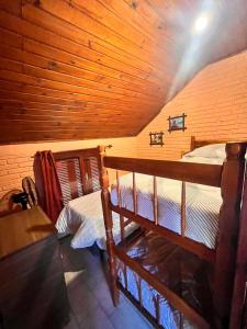 een slaapkamer met twee stapelbedden in een hut bij Cabañas Brisa's in Santa Vitória do Palmar