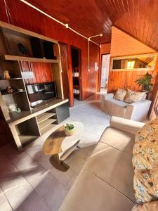 een woonkamer met een bank en een tafel bij Cabañas Brisa's in Santa Vitória do Palmar
