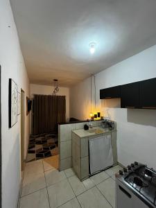 een keuken met een spoelbak en een fornuis bij Casa aconchegante in Belfort Roxo