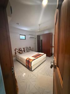 a bedroom with a large bed in a room at Travel Lodge by Rashuthere in Rasdu