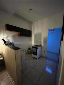 een keuken met een fornuis en een koelkast. bij Casa aconchegante in Belfort Roxo +2 foto's