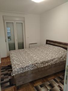 a bedroom with a bed in a room at STAN NA DAN Stara Pazova in Stara Pazova