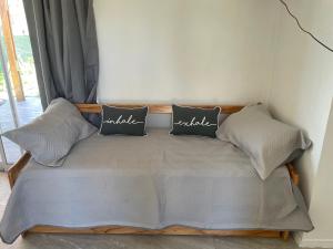 un letto in una camera con due cuscini sopra di Casa Victoria - Loft a Roldán