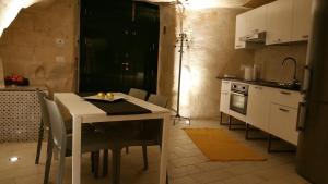 マテーラにあるLa grotta di Lulùのキッチン(テーブル、椅子付)