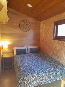 una camera da letto con un letto con una parete in legno di Quinta Da Bolota double room ad Alvaiázere