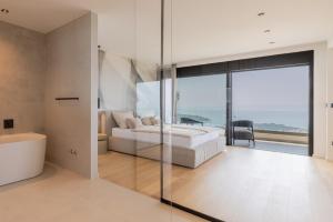 ein Schlafzimmer mit einem Bett und einer Badewanne in einem Zimmer in der Unterkunft Villa Reina in Makarska + 163 Fotos