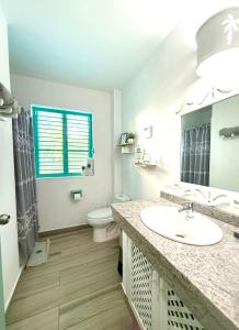 een badkamer met een wastafel en een toilet bij La Dolce Vita Beachfront Apt 2 in Las Terrenas