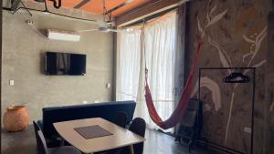 a room with a table and chairs and a window at HELEN HOUSE Bello Horizonte in Santa Marta
