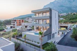 Luftaufnahme eines Hauses mit Swimmingpool in der Unterkunft Villa Reina in Makarska