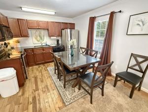 Køkken eller tekøkken på Charming Townhouse Near Lake + 10 billeder