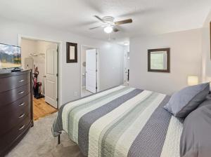 En eller flere senge i et værelse på Charming Townhouse Near Lake