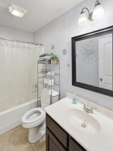 Et badeværelse på Charming Townhouse Near Lake