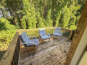 En balkon eller terrasse på Charming Townhouse Near Lake