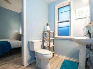 een badkamer met een toilet, een wastafel en een bed bij Jungle House Luxury Homes - Columbus Downtown Short North - Near Convention Center & Nationwide Arena - Free Parking - Pet Friendly - Over 5,800 Five Stars in Columbus