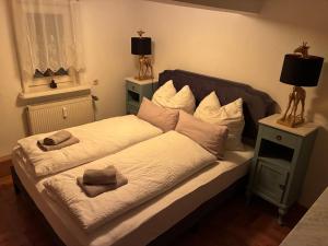 een slaapkamer met een bed met twee handdoeken erop bij Ferienwohnung Flohblick in Floh +4 foto's